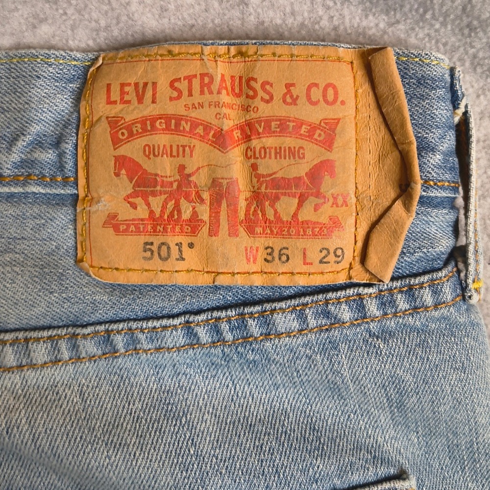 Levi's 501 Straight Leg Button Fly Jeans Men Size 36x29 Light Wash Cotton Denim - Picture 4 of 7